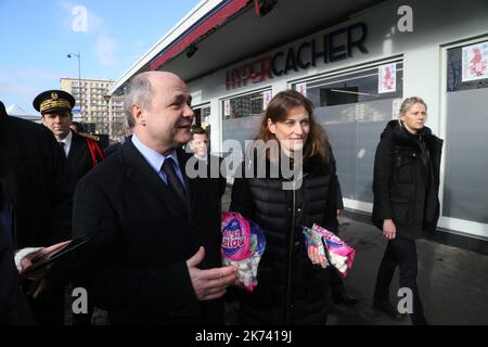 @ Pool/ Robert Alain /Maxppp, France, Paris, 2017/01/05 le ministre français de l'intérieur Bruno le Roux lors d'un hommage aux victimes d'Hyper Casher des attentats du 2015 janvier à la porte de Vincennes à Paris, France, sur 5 janvier 2017, Marquant le deux ans anniversaire de la série de fusillades contre le journal hebdomadaire Charlie Hebdo et l'épicerie Hyper Casher qui a coûté la vie à 17 personnes. Banque D'Images