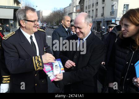 @ Pool/ Robert Alain /Maxppp, France, Paris, 2017/01/05 le ministre français de l'intérieur Bruno le Roux lors d'un hommage aux victimes d'Hyper Casher des attentats du 2015 janvier à la porte de Vincennes à Paris, France, sur 5 janvier 2017, Marquant le deux ans anniversaire de la série de fusillades contre le journal hebdomadaire Charlie Hebdo et l'épicerie Hyper Casher qui a coûté la vie à 17 personnes Banque D'Images