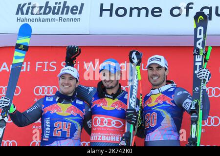 Johan CLAREY, Dominik PARIS, Valentin GIRAUD MOINE sur le podium de la descente de la coupe du monde de ski alpin FIS pour hommes à Kitzbuehel, sur 21 janvier 2017. Dominik PARIS, en Italie, remporte la victoire devant le français Valentin GIRAUD MOINE, troisième également français, Johan CLAREY. © Pierre Teyssot / Maxppp Banque D'Images