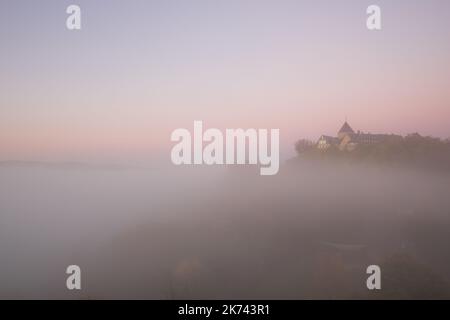 Vue sur le palais allemand appelé Waldeck le matin avec brouillard sur le lac Edersee Banque D'Images