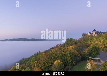 Vue sur le palais allemand appelé Waldeck le matin avec brouillard sur le lac Edersee Banque D'Images