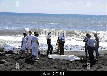 L'île de la Réunion, février 21st 2017 Alexandre Naussance, 26 ans, ancien professionnel de la pêche aux requins, est tué dans une zone où les sports nautiques sont interdits. Il a été sorti de l'eau par les pêcheurs mais déclaré mort après l'animal à travers une artère majeure dans sa jambe. Banque D'Images
