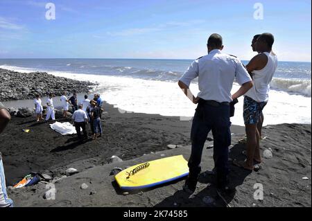 L'île de la Réunion, février 21st 2017 Alexandre Naussance, 26 ans, ancien professionnel de la pêche aux requins, est tué dans une zone où les sports nautiques sont interdits. Il a été sorti de l'eau par les pêcheurs mais déclaré mort après l'animal à travers une artère majeure dans sa jambe. Banque D'Images