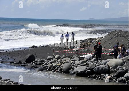 L'île de la Réunion, février 21st 2017 Alexandre Naussance, 26 ans, ancien professionnel de la pêche aux requins, est tué dans une zone où les sports nautiques sont interdits. Il a été sorti de l'eau par les pêcheurs mais déclaré mort après l'animal à travers une artère majeure dans sa jambe. Banque D'Images