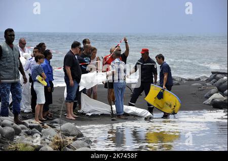 L'île de la Réunion, février 21st 2017 Alexandre Naussance, 26 ans, ancien professionnel de la pêche aux requins, est tué dans une zone où les sports nautiques sont interdits. Il a été sorti de l'eau par les pêcheurs mais déclaré mort après l'animal à travers une artère majeure dans sa jambe. Banque D'Images