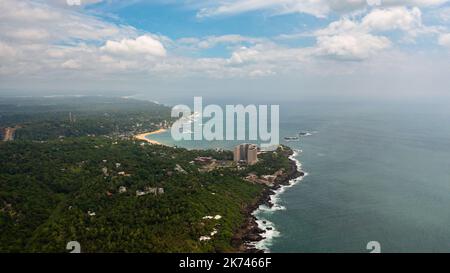 Vue aérienne sur la côte avec les plages et les hôtels. Uniwatuna, Sri Lanka. Banque D'Images