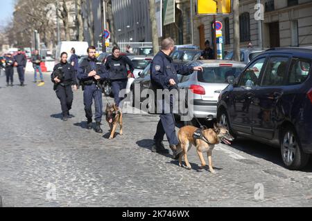 2017/03/16. Explosion à Paris : une bombe à lettres explose au siège du FMI. Banque D'Images