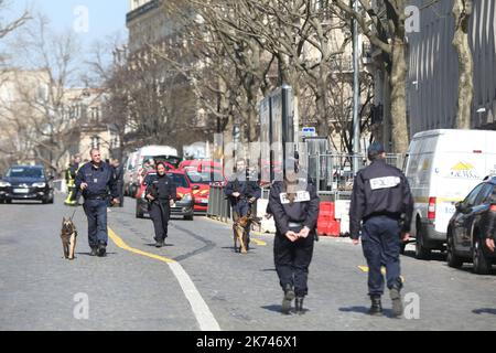 2017/03/16. Explosion à Paris : une bombe à lettres explose au siège du FMI. Banque D'Images