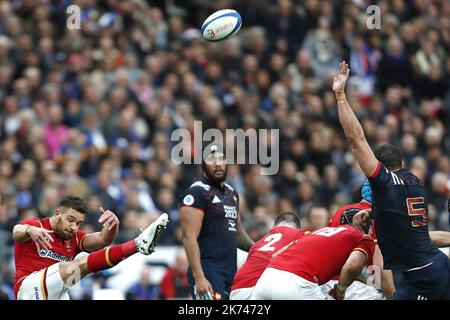 Rhys Webb du pays de Galles lance le ballon lors du match de rugby RBS 6 Nations 2017 entre la France et le pays de Galles sur 18 mars 2017 au Stade de France à Saint Denis, France - photo Benjamin Cremel/IP3 Banque D'Images