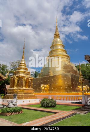 Vue panoramique sur les stupas d'or à l'intérieur de l'enceinte du célèbre temple bouddhiste Wat Phra Singh, Chiang Mai, Thaïlande Banque D'Images