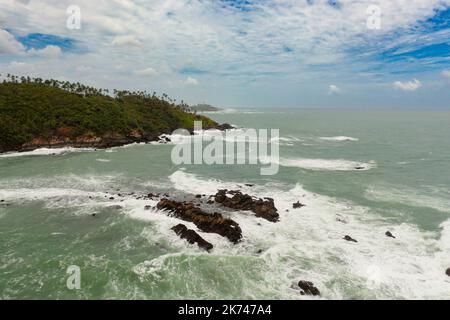 Plage de sable des Rocheuses et surf sur l'océan. Secret Beach Mirissa, Sri Lanka. Concept de voyage. Banque D'Images