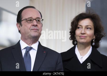 Le président français François Hollande, à gauche, et le ministre français de la Culture et de la communication, Audrey Azoulay, lors d'un événement pour poser la première pierre de la rénovation de la basilique Saint-Denis. Les travaux de rénovation font partie des préparatifs des Jeux Olympiques de 2024 si Paris est choisi pour accueillir les Jeux. Saint Denis, près de Paris en France - 11/03/2017 Banque D'Images