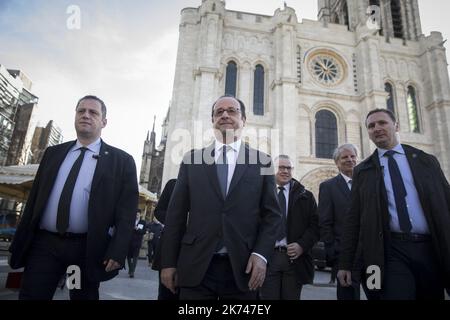 Le président français François Hollande part après un événement pour déposer la première pierre de la rénovation de la basilique Saint-Denis. Les travaux de rénovation font partie des préparatifs des Jeux Olympiques de 2024 si Paris est choisi pour accueillir les Jeux. Saint Denis, près de Paris en France - 11/03/2017 Banque D'Images