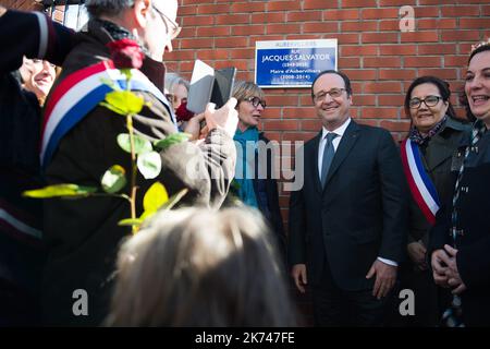 Le président français François Hollande assiste à une cérémonie pour dévoiler la plaque d'une rue nommée d'après l'ancien maire d'Aubervilliers, Jacques Salvator, sur 11 mars 2017 à Aubervilliers, au nord de Paris. Jacques Salvator est mort sur 11 mars 2016. Banque D'Images