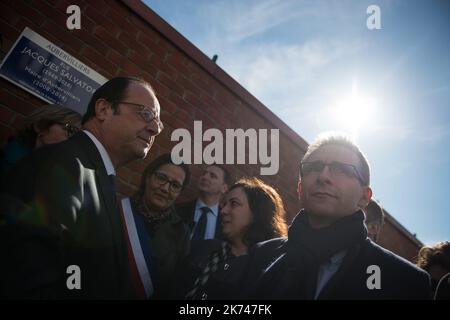 Le président français François Hollande assiste à une cérémonie pour dévoiler la plaque d'une rue nommée d'après l'ancien maire d'Aubervilliers, Jacques Salvator, sur 11 mars 2017 à Aubervilliers, au nord de Paris. Jacques Salvator est mort sur 11 mars 2016. Banque D'Images