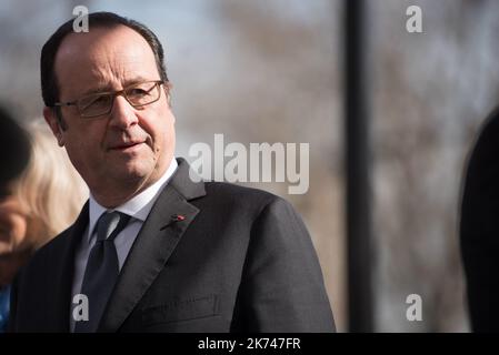 Le président français François Hollande lors d'une cérémonie de dévoilement de la plaque d'une rue du nom de l'ancien maire d'Aubervilliers, Jacques Salvator, sur 11 mars 2017 à Aubervilliers, au nord de Paris. Jacques Salvator est mort sur 11 mars 2016. Banque D'Images