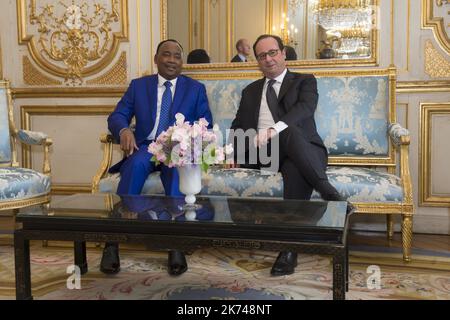 Le président français François Hollande (R) et le président nigérien Mahamadou Issoufou (L) lors de leur rencontre au Palais de l'Elysée, à Paris, France, 31 mars 2017. Banque D'Images