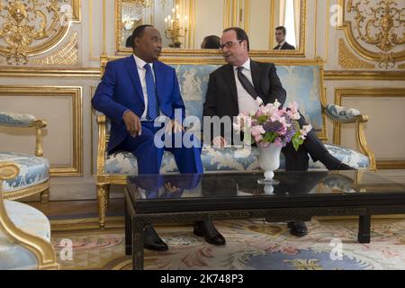 Le président français François Hollande (R) et le président nigérien Mahamadou Issoufou (L) lors de leur rencontre au Palais de l'Elysée, à Paris, France, 31 mars 2017. Banque D'Images