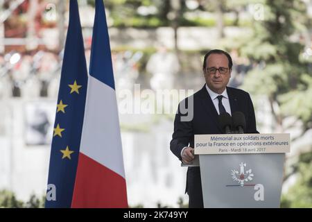 Le président français François Hollande inaugure un mémorial en l'honneur des soldats français tués dans des opérations militaires étrangères (OPEX), au parc André Citroën à Paris, en France, sur 18 avril 2017. Banque D'Images