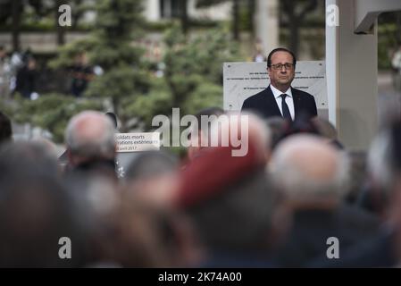 Le président français François Hollande inaugure un mémorial en l'honneur des soldats français tués dans des opérations militaires étrangères (OPEX), au parc André Citroën à Paris, en France, sur 18 avril 2017. Banque D'Images
