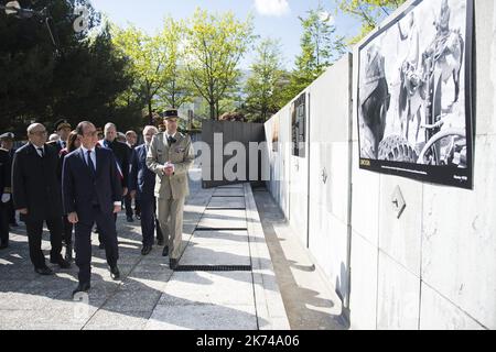 Le président français François Hollande inaugure un mémorial en l'honneur des soldats français tués dans des opérations militaires étrangères (OPEX), au parc André Citroën à Paris, en France, sur 18 avril 2017. Banque D'Images