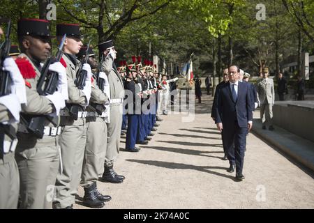 Le président français François Hollande inaugure un mémorial en l'honneur des soldats français tués dans des opérations militaires étrangères (OPEX), au parc André Citroën à Paris, en France, sur 18 avril 2017. Banque D'Images