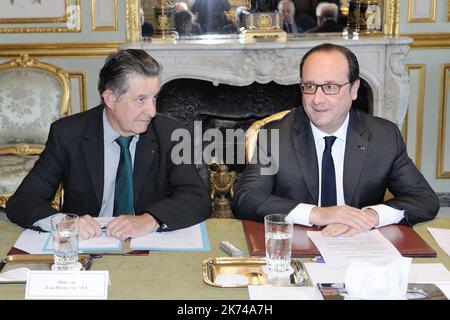 Le président français François Hollande tient un conseil de sécurité à l'Elysée à Paris, en France sur 21 avril 2017 avec le ministre des Affaires étrangères Jean-Marc Ayrault, le ministre de l'intérieur Matthias Fekl, le ministre de la Défense Jean-Yves le Drian, le ministre de la Justice Jean-Jacques Urvoas après une attaque terroriste sur les champs-Élysées. Banque D'Images