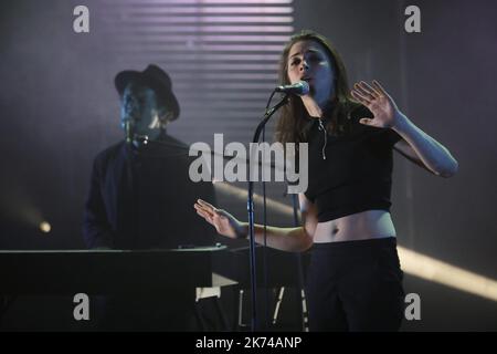 Flora Fischbach se produit au cours du festival de musique annuel du Printemps de Bourges qui se tient à Bourges, en France, pendant cinq jours. C'est maintenant un événement majeur en France et en Europe. Banque D'Images