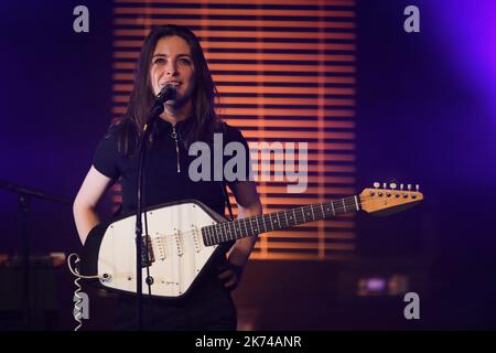 Flora Fischbach se produit au cours du festival de musique annuel du Printemps de Bourges qui se tient à Bourges, en France, pendant cinq jours. C'est maintenant un événement majeur en France et en Europe. Banque D'Images