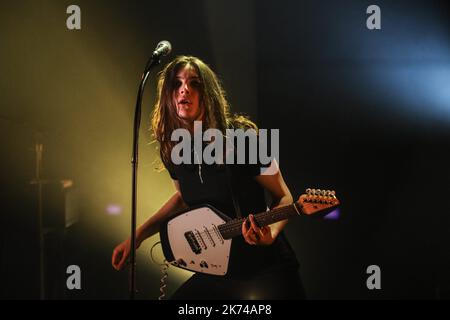 Flora Fischbach se produit au cours du festival de musique annuel du Printemps de Bourges qui se tient à Bourges, en France, pendant cinq jours. C'est maintenant un événement majeur en France et en Europe. Banque D'Images