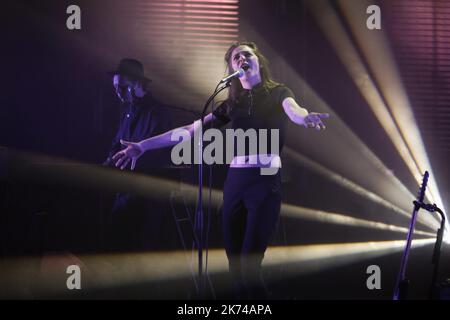 Flora Fischbach se produit au cours du festival de musique annuel du Printemps de Bourges qui se tient à Bourges, en France, pendant cinq jours. C'est maintenant un événement majeur en France et en Europe. Banque D'Images