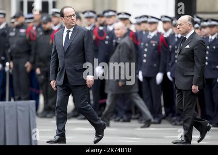 Le président français François Hollande et le Premier ministre français Bernard Cazeneuve assistent à l'hommage national rendu au policier français déchu Xavier Jugele sur 25 avril 2017 à Paris, en France. Banque D'Images