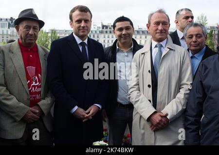 Emmanuel Macron , ancien maire de Paris Bertrand Delanoe et dit Bouarram, fils de Brahim Bouarram. Le candidat français à l'élection présidentielle du mouvement en Marche Emmanuel Macron participe à une cérémonie d'hommage à Brahim Bouarram, un Marocain qui s'est noyé en 1995 lorsque des extrémistes de droite l'ont jeté d'un pont après un rassemblement du Front National, Paris, FRANCE - 1/05/2017 Banque D'Images