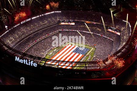 East Rutherford, New Jersey, USA. 5th Nov, 2017. Rams' tackle Rob Havenstein  (79) watches the score board during NFL action between the Los Angeles Rams  and the New York Giants at MetLife