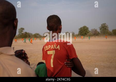 Le village de Teneya situé à environ 60 km au sud de Bamako reçoit pour la première fois des maillots de football. L'occasion d'organiser un match entre les jeunes villageois Banque D'Images