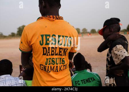 Le village de Teneya situé à environ 60 km au sud de Bamako reçoit pour la première fois des maillots de football. L'occasion d'organiser un match entre les jeunes villageois Banque D'Images