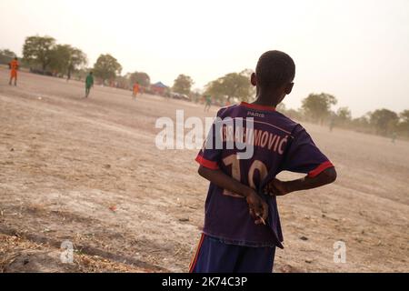 Le village de Teneya situé à environ 60 km au sud de Bamako reçoit pour la première fois des maillots de football. L'occasion d'organiser un match entre les jeunes villageois Banque D'Images