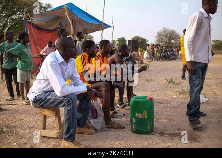 Le village de Teneya situé à environ 60 km au sud de Bamako reçoit pour la première fois des maillots de football. L'occasion d'organiser un match entre les jeunes villageois Banque D'Images