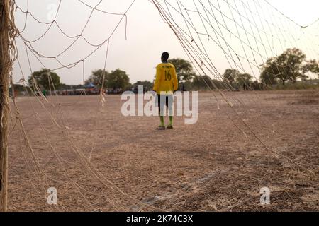 Le village de Teneya situé à environ 60 km au sud de Bamako reçoit pour la première fois des maillots de football. L'occasion d'organiser un match entre les jeunes villageois Banque D'Images