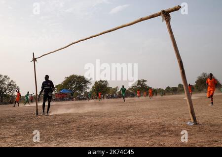 Le village de Teneya situé à environ 60 km au sud de Bamako reçoit pour la première fois des maillots de football. L'occasion d'organiser un match entre les jeunes villageois Banque D'Images