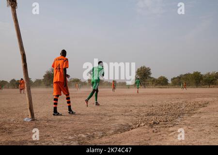 Le village de Teneya situé à environ 60 km au sud de Bamako reçoit pour la première fois des maillots de football. L'occasion d'organiser un match entre les jeunes villageois Banque D'Images