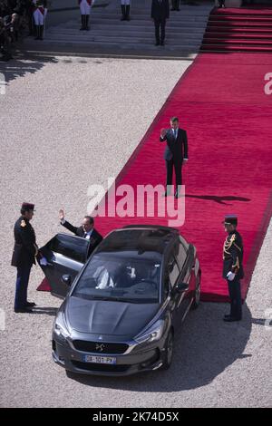 Le président sortant français François Hollande (R) est escorté par son successeur Emmanuel Macron alors qu'il quitte le Palais présidentiel d'Elysée à la fin de leur cérémonie de passation de pouvoir et avant l'investiture officielle de Macron en tant que président français sur 14 mai 2017 à Paris. POOL/Blondt Eliot/MAXPPP Banque D'Images
