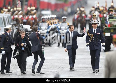 Le nouveau président français Emmanuel Macron arrive sur l'avenue des champs-Élysées et Arc de Trimphe juste après avoir assermentation lors de la cérémonie à Paris, en France, sur 14 mai 2017. POOL/Abd Rabbo Ammar/MAXPPP - la cérémonie officielle de passation des fonctions présidentielles à l'Elysée à Paris sur 13 mai 2017. Banque D'Images