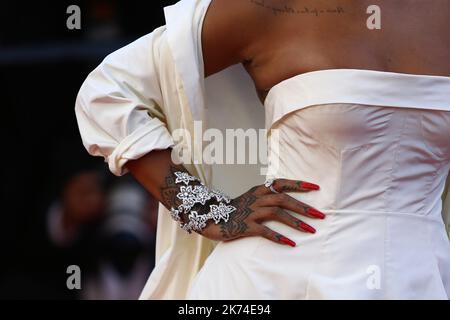 Rihanna arrive pour la première de 'Okja' lors du Festival annuel du film de Cannes 70th, à Cannes, en France. Banque D'Images