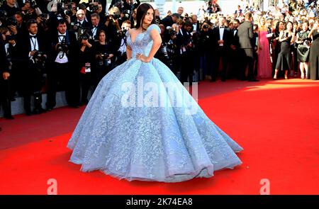 L'actrice indienne Aishwarya Rai Bachchan pose alors qu'elle arrive sur 19 mai 2017 pour la projection du film 'Okja' à l'édition 70th du Festival de Cannes, dans le sud de la France. Banque D'Images