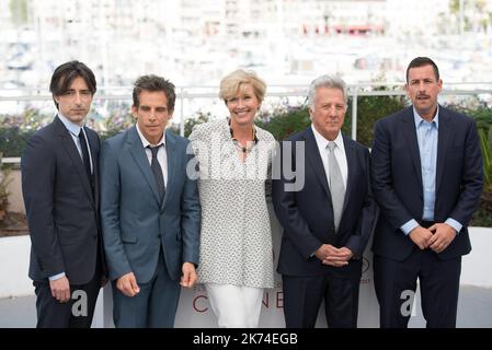 Le réalisateur Noah Baumbach, les acteurs Ben Stiller, Emma Thompson, Dustin Hoffman et Adam Sandler assistent à la séance photo « The Meyerowitz Stories » lors du Festival annuel du film de Cannes 70th au Palais des Festivals Banque D'Images