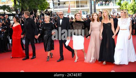 (G-D) l'actrice française Elodie Bouchez, l'actrice française Sandrine Kiberlain, l'actrice française Isabelle Huppert, l'actrice française Catherine Deneuve, le réalisateur français André Techine, l'actrice française Emmanuelle Beart, L'acteur français Lambert Wilson et l'actrice française Juliette Binoche arrivent pour la première de "l'assassinat d'un cerf sacré" lors du Festival annuel du film de Cannes 70th, à Cannes, en France, le 22 mai 2017. Le film est présenté dans le Concours officiel du festival qui se déroule du 17 au 28 mai Banque D'Images