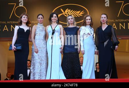 (De L) l'actrice et réalisatrice française Emmanuelle Bercot, l'actrice française Isabelle Huppert, l'actrice française Juliette Binoche, l'actrice française Elodie Bouchez, l'actrice belge Emilie Dequenne et l'actrice française-Argentine Berenice Bejo posent alors qu'ils arrivent sur 23 mai 2017 pour la cérémonie du '70th anniversaire' du Festival de Cannes, Sud de la France. Festival annuel du film de Cannes 70th à Cannes, France, mai 2017. Le festival du film se déroulera du 17 au 28 mai. Banque D'Images
