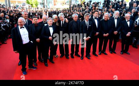 ; (Froml) le directeur autrichien Michael Haneke, le directeur britannique Ken Loach, le directeur français Claude Lelouch, le directeur grec Costa-Gavras, le directeur américain Jerry Schatzberg, le directeur franco-polonais Roman Polanski, le directeur roumain Cristian Mungiu, le directeur néo-zélandais Jane Campion, le directeur suédois Bille August, le directeur américain David Lynch, Le réalisateur italien Nanni Moretti et le réalisateur français Laurent Cantet posent alors qu'ils arrivent à 23 mai 2017 pour la cérémonie du '70th anniversaire' du Festival de Cannes, dans le sud de la France. Festival annuel du film de Cannes 70th à Cannes, France, mai 2017. Le film fe Banque D'Images