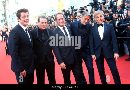 (Froml) Jane Campion, directrice de New Zealander, directrice britannique Ken Loach, directrice autrichienne Michael Haneke, directrice grecque Costa-Gavras, directrice roumaine Cristian Mungiu, directrice italienne Nanni Moretti, directrice américaine David Lynch, directrice suédoise Bille August, directrice française Claude Lelouch, directrice franco-polonaise Roman Polanski, directrice américaine Jerry Schatzberg, Le réalisateur algérien Mohammed Lakhdar-Hamina et le réalisateur français Laurent Cantet posent alors qu'ils arrivent à 23 mai 2017 pour la cérémonie du '70th anniversaire' du Festival de Cannes, dans le sud de la France. Festival annuel de Cannes 70th Banque D'Images